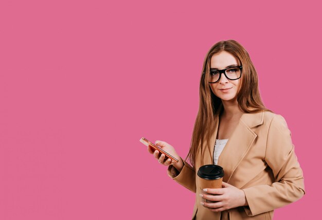 Mujer joven haciendo pagos en línea mediante teléfono móvil para ir de compras