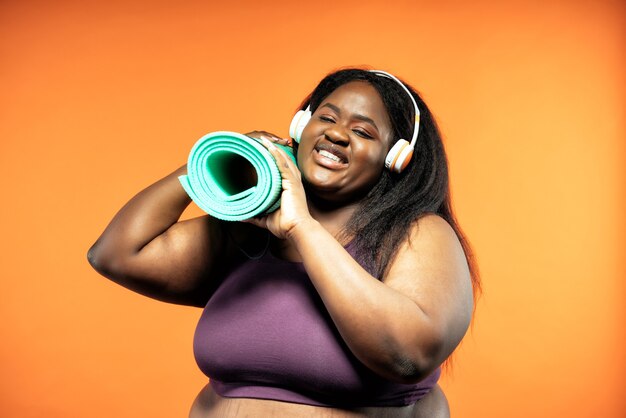 Mujer joven haciendo pilates y entrenamiento funcional en el gimnasio.