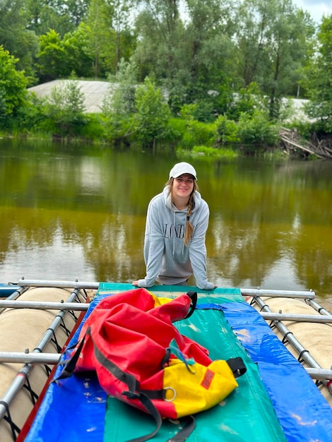 Mujer joven haciendo rafting en el río