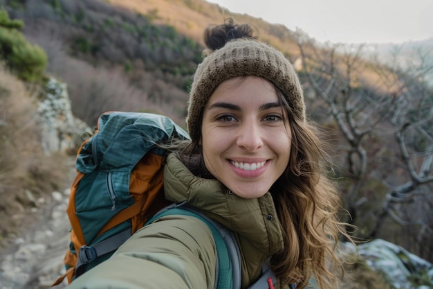 Mujer joven haciendo senderismo Retrato exclusivo de una caminante feliz tomando selfies en la naturaleza