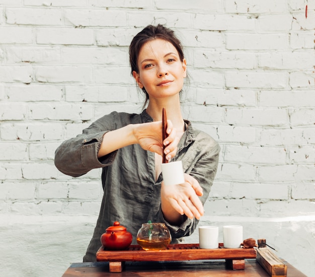 Mujer joven haciendo té tradicional