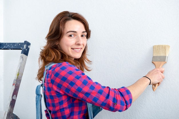 Mujer joven haciendo trabajo de bricolaje en casa