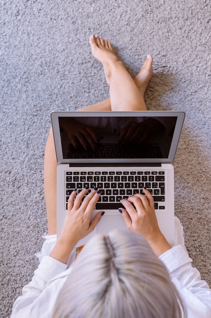 Mujer joven haciendo trabajos de investigación para su negocio