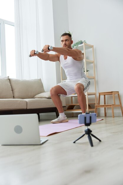 Foto mujer joven haciendo yoga en casa