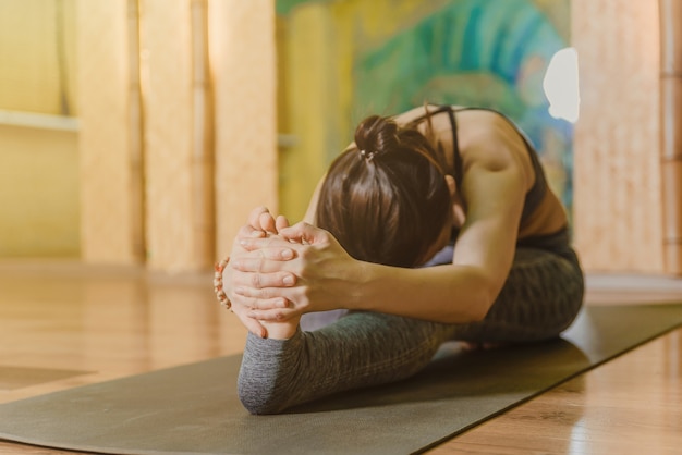 mujer joven haciendo yoga