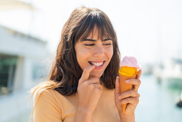 Mujer joven con un helado de cucurucho al aire libre