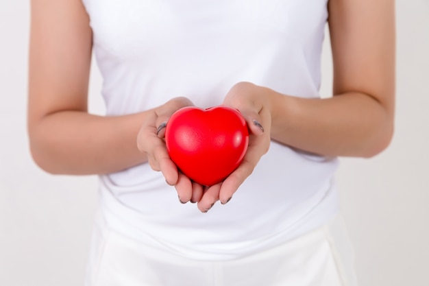 Mujer joven hermosa de Asia con el corazón rojo.