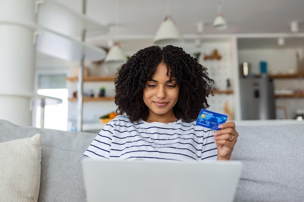 Mujer joven y hermosa feliz de encontrar artículos de compras para la venta en línea Concepto de compras en línea Mujer feliz haciendo compras en línea en casa