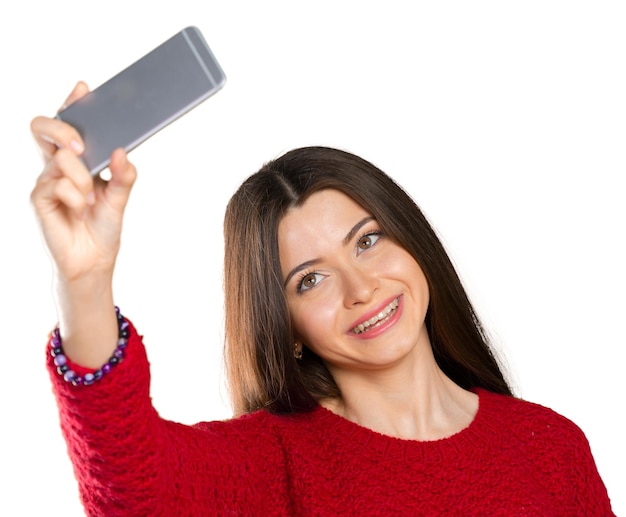 Foto la mujer joven hermosa está haciendo la foto del selfie con smartphone