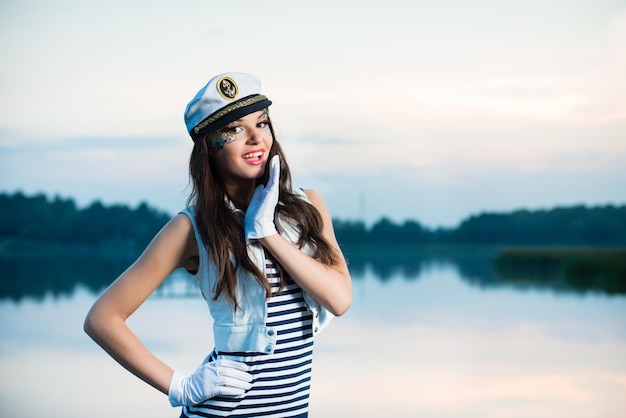 Mujer joven hermosa marinero en el barco