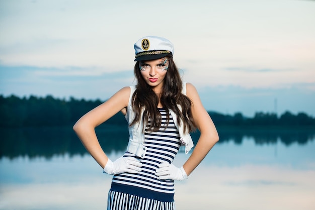 Mujer joven hermosa marinero en el barco