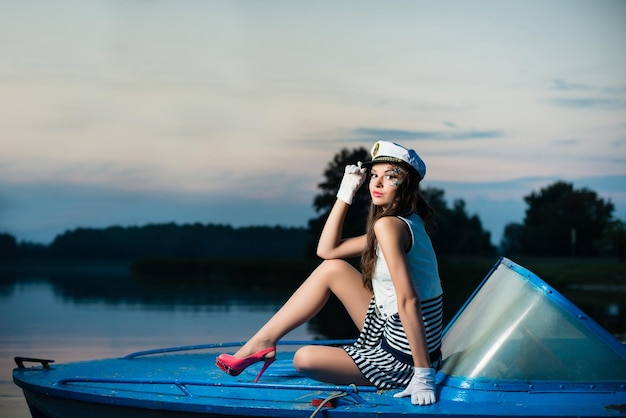 Mujer joven hermosa marinero en el barco