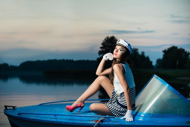 Mujer joven hermosa marinero en el barco