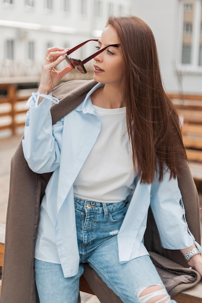 Mujer joven hermosa de moda en elegante traje casual de primavera