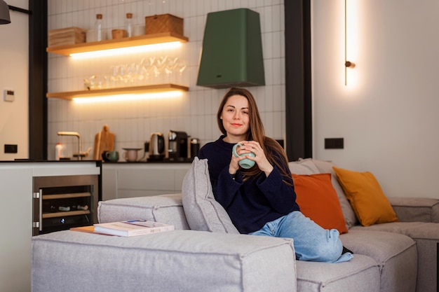 Foto mujer joven en una hermosa y moderna casa granero interior relajación en el hogar y comodidad tiempo agradable