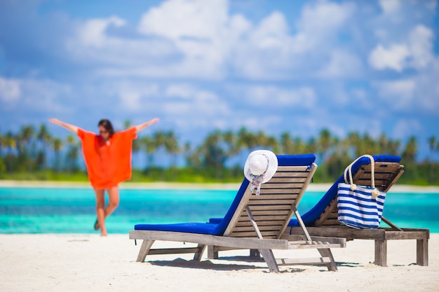 Mujer joven hermosa que se relaja durante vacaciones de la playa