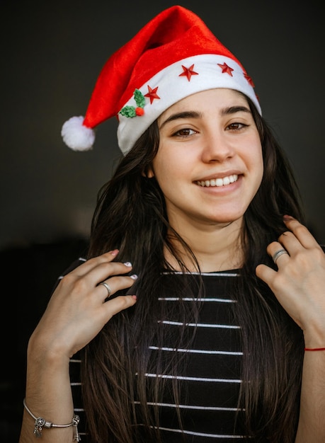 mujer joven en una hermosa sesión de fotos en un soleado día de invierno imagen de moda con espacio de copia