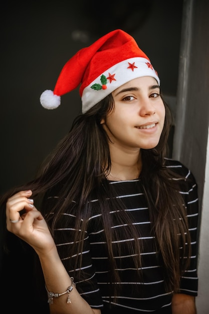 mujer joven en una hermosa sesión de fotos en un soleado día de invierno imagen de moda con espacio de copia