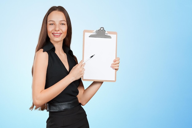 Mujer joven hermosa sonriente feliz con el tablero