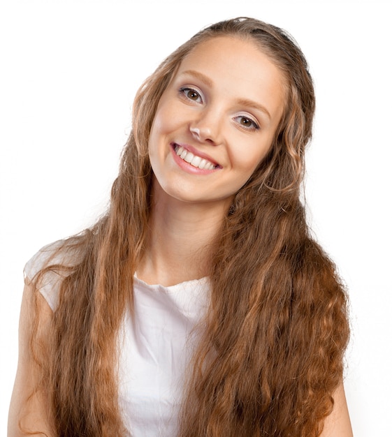 Mujer joven hermosa sonriente feliz