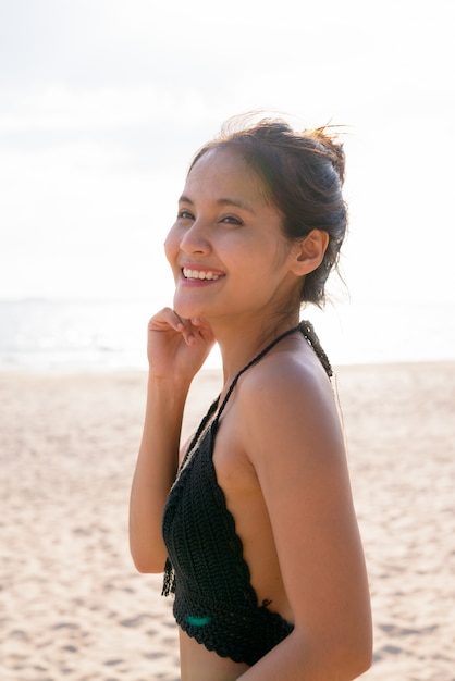 Mujer joven hermosa turista asiática disfrutando de vacaciones