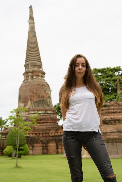 Mujer joven hermosa turista tener vacaciones en Ayutthaya, Tailandia