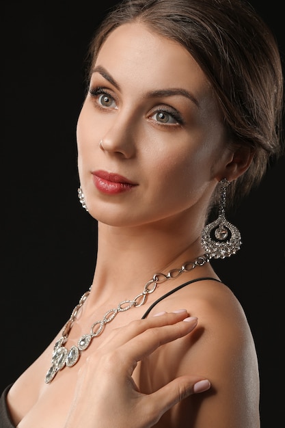 Mujer joven con hermosas joyas en negro