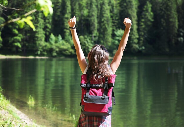 Foto mujer joven en el hermoso paisaje del río