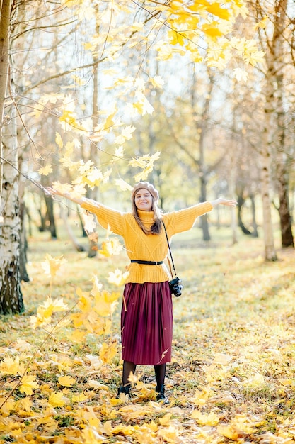 Mujer joven en el hermoso parque otoño