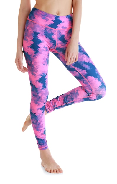 Mujer joven en hermosos pantalones de yoga sobre fondo blanco.