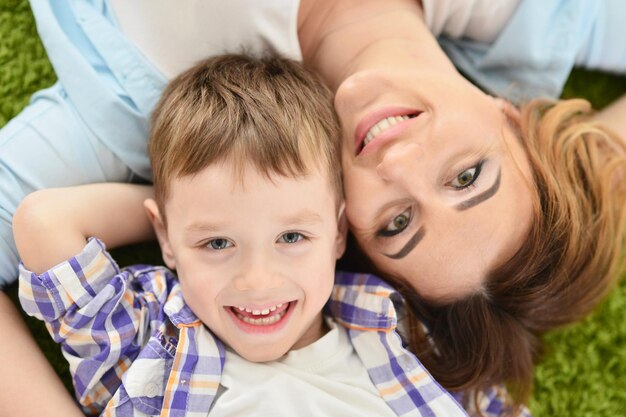 Mujer joven con hijo