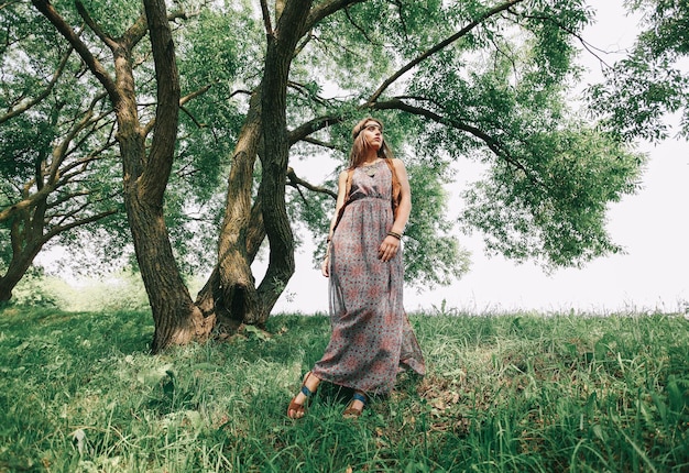 Mujer joven hippie en un paseo cerca del lago