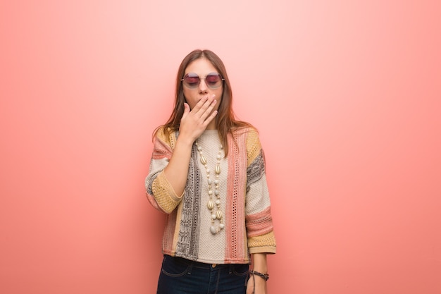 Mujer joven hippie en rosa cansado y con mucho sueño