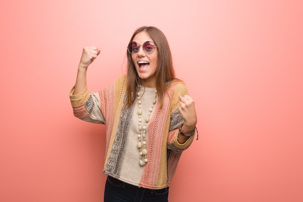 Mujer joven hippie en rosa que no se rinde