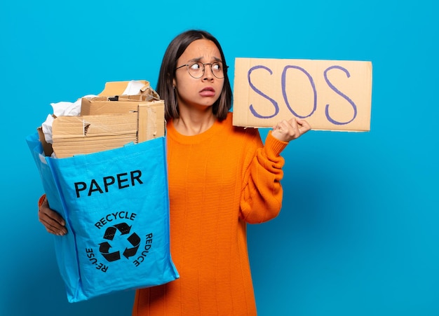 Mujer joven hispana. concepto de reciclaje