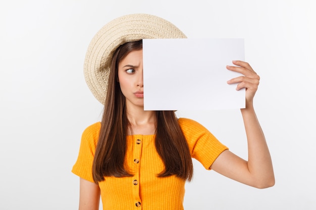 Mujer joven con hoja de papel en blanco