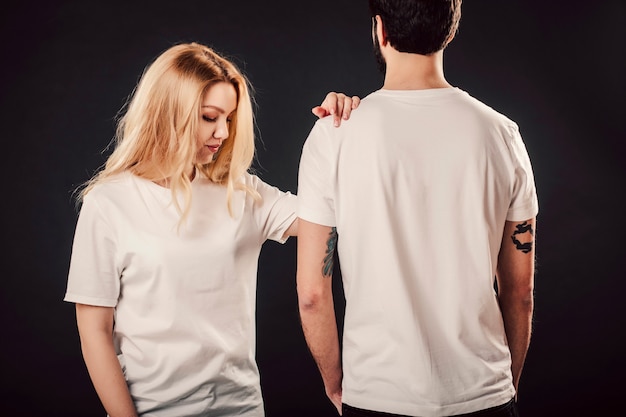 Mujer joven, y, hombre, en, blanco, camisa blanca