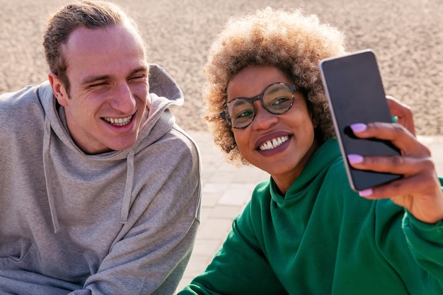 mujer joven, y, hombre, sonriente, mientras, toma, un, selfie