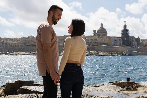 Mujer joven y hombre visitando Malta