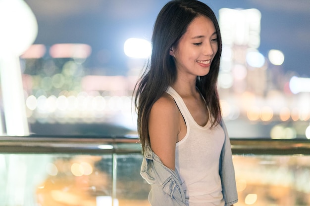 Mujer joven en Hong Kong