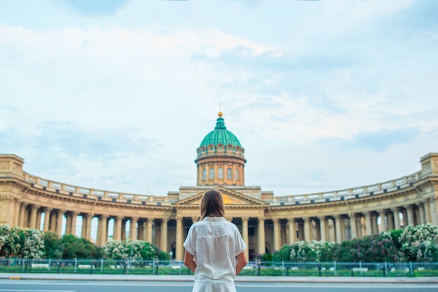 Mujer joven una de las iglesias más famosas y museos de Rusia Catedral de Kazan