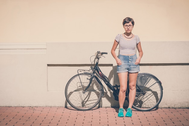 mujer joven inconformista con bicicleta