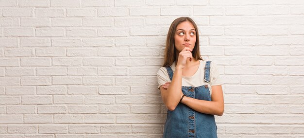 Mujer joven inconformista dudando y confundido