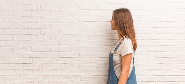 Foto mujer joven inconformista en el lado mirando al frente