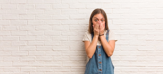 Mujer joven inconformista muy asustada y asustada escondida