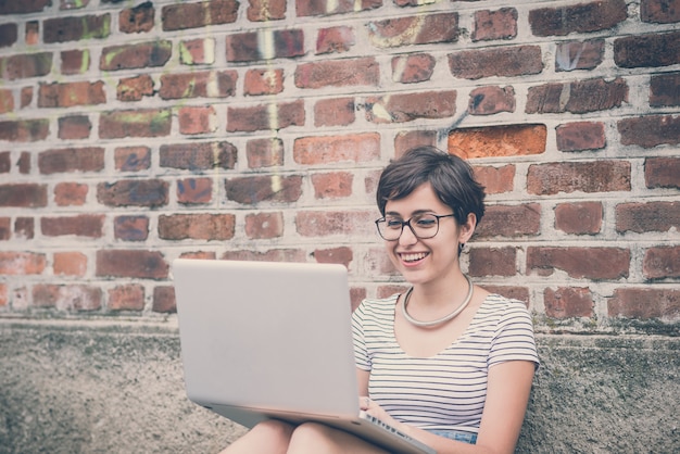 mujer joven inconformista que usa el cuaderno