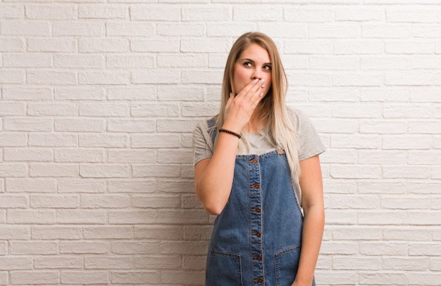 Mujer joven inconformista rusa cansada y con mucho sueño