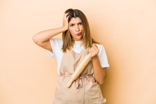 Mujer joven indio pastelero aislado que está conmocionado, ella ha recordado una reunión importante.