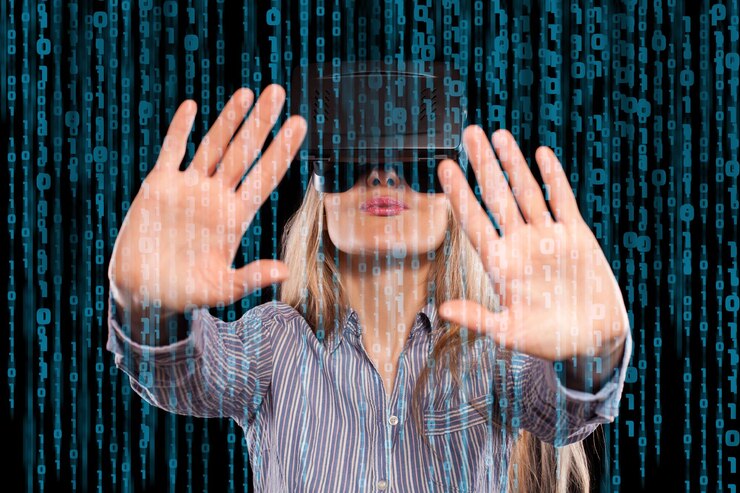 Foto mujer joven inmersa en un videojuego de realidad virtual interactivo haciendo gestos sobre fondo negro.