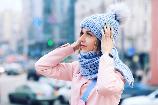 Mujer joven en el invierno con gorro de punto y bufanda